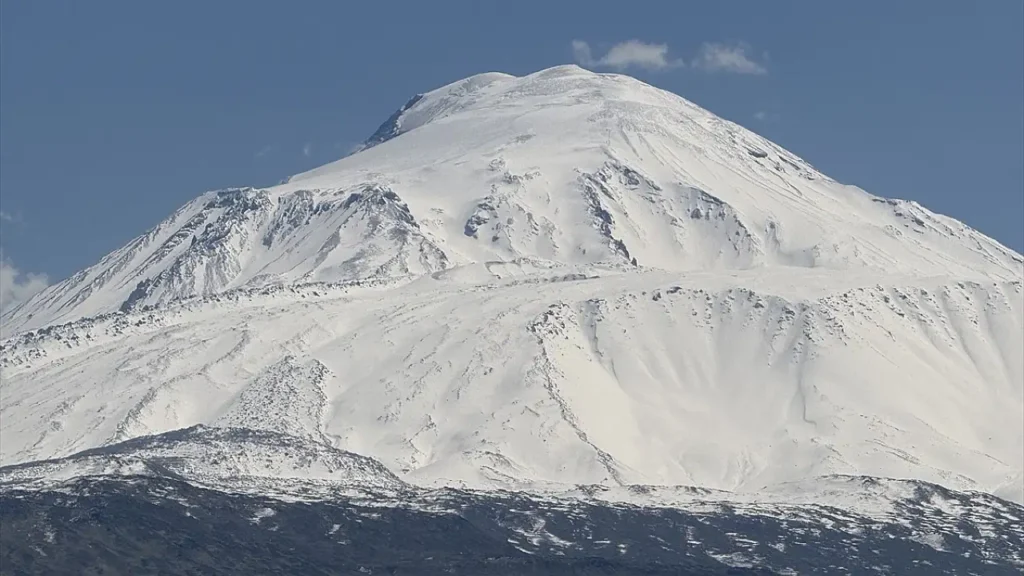 Ağrı Dağı Beyaza Büründü: Kartpostallık Manzaralar Oluştu