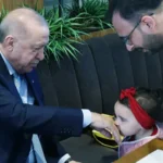 Erdoğan Beyoğlu’nda Vatandaşlarla Buluştu, Çocukları Sevindirdi