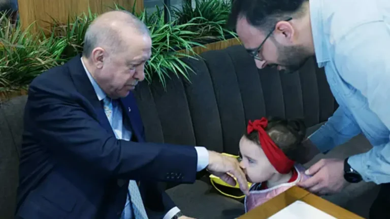 Erdoğan Beyoğlu’nda Vatandaşlarla Buluştu, Çocukları Sevindirdi