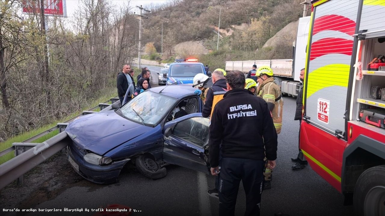 İnegöl’de Bariyerlere Çarpan Araçta İki Kişi Yaralandı