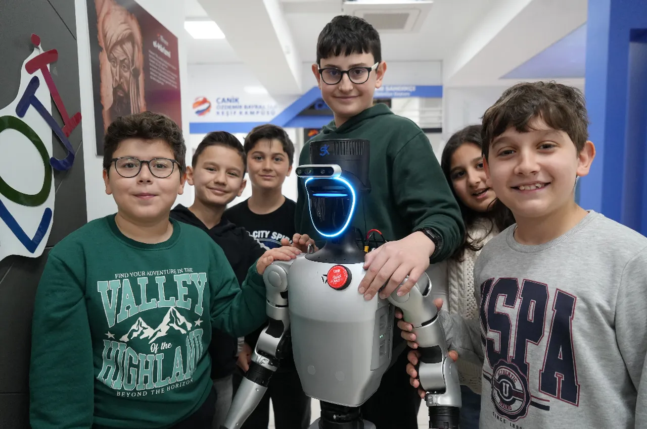 CANİKMAN Robotu Artık Kampüslerde Görevde