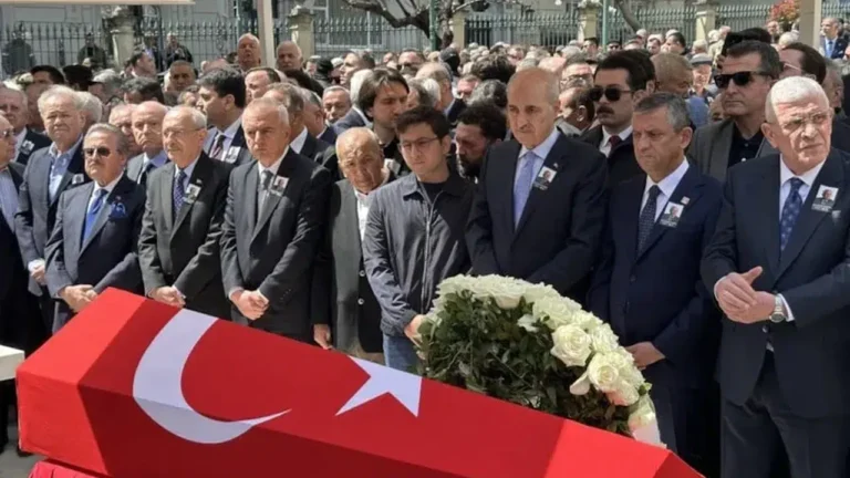 CHP Töreninde Gergin Anlar: Kılıçdaroğlu ve Özel Arasındaki Kriz