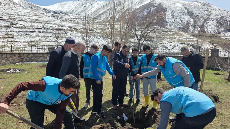 Doğubayazıt’ta Gençler Fidan Dikti: Doğaya Katkı ve Bilinçlenme