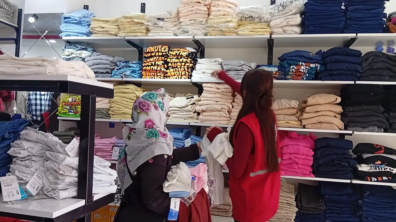 Kızılay, Doğubayazıt’ta İhtiyaç Sahibi Ailelere Giyim Desteği Sunuyor