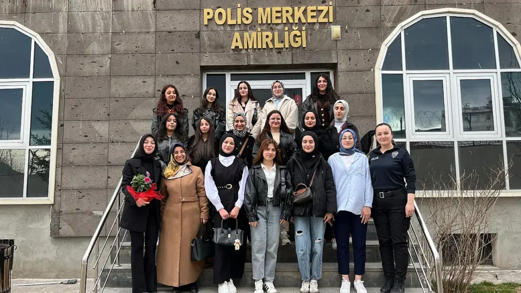 Doğubayazıt’ta Öğrencilerden Polis Haftası Ziyareti