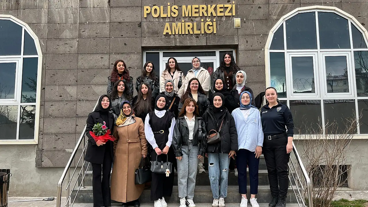 Doğubayazıt’ta Öğrencilerden Polis Haftası Ziyareti