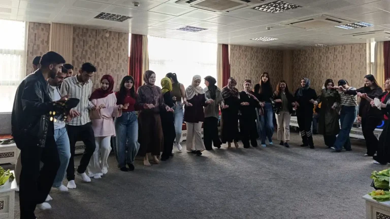 Doğubayazıt’ta Öğrenciler Çiğ Köfte Yoğurdu, Halay Çekti