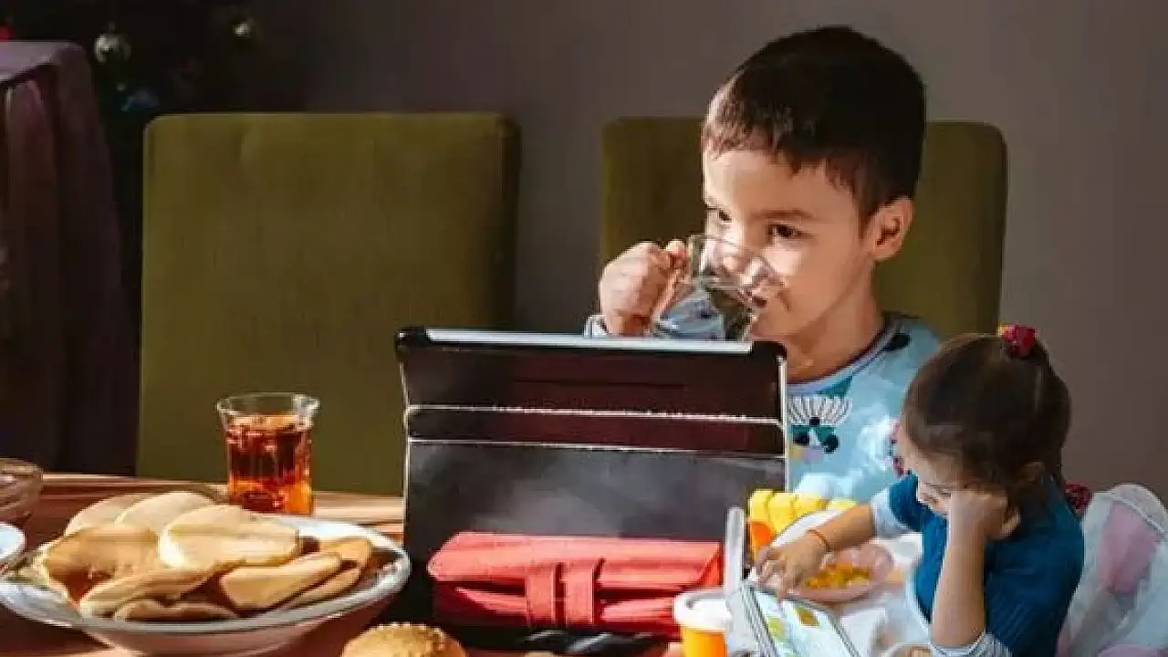 Ekran Karşısında Yemek Yemek Çocuk Sağlığını Tehdit Ediyor