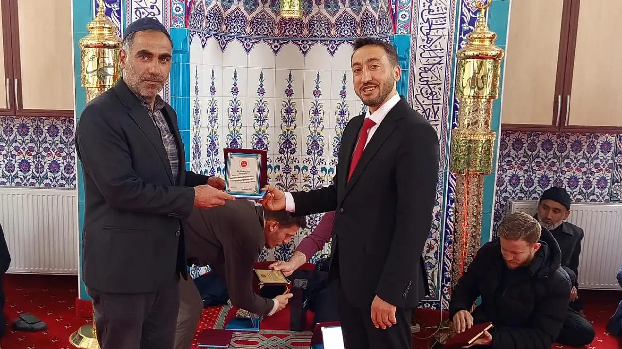 Eleşkirt’te Din Görevlilerine Vefa Örneği: Plaket Töreni