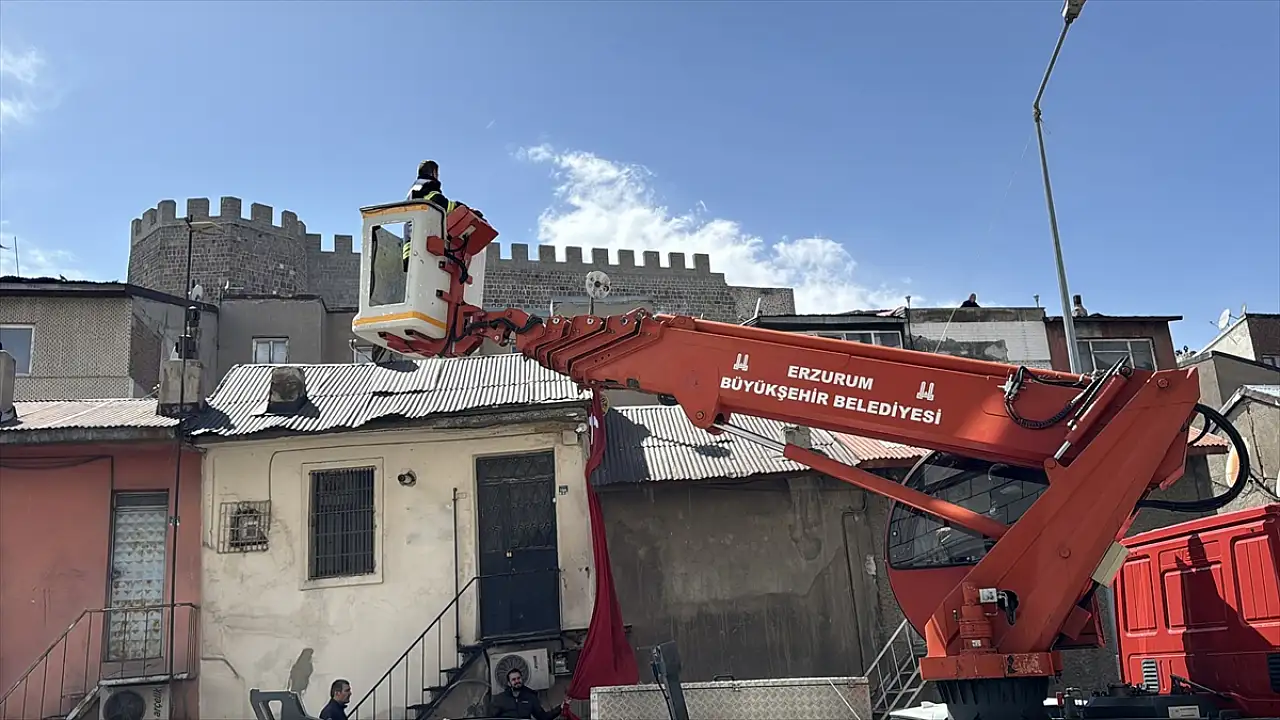 Erzurum’da Bayrağa Sahip Çıkan Vatandaşlar Nöbet Tutuyor