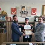 Genç Hafız belgesini Müftü Demirkaynak’ın elinden aldı