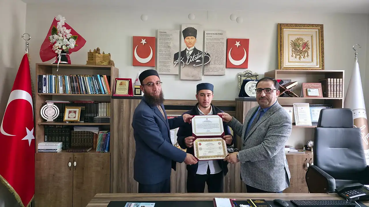 Emir Kılıç Hafızlık Belgesini Aldı, Müftü Demirkaynak Takdim Etti