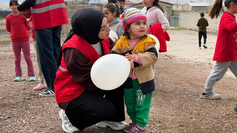 Kızılay, Gültepe Köyü’ne Kışlık Kıyafet Yardımı Yaptı