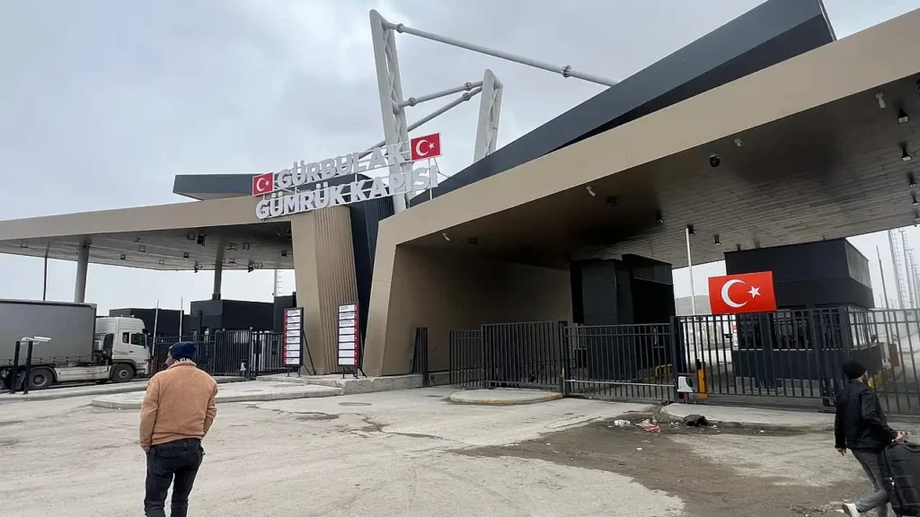 Gürbulak Sınır Kapısı’nda İnsan Trafiği Düşerken Tırlar Devam Ediyor