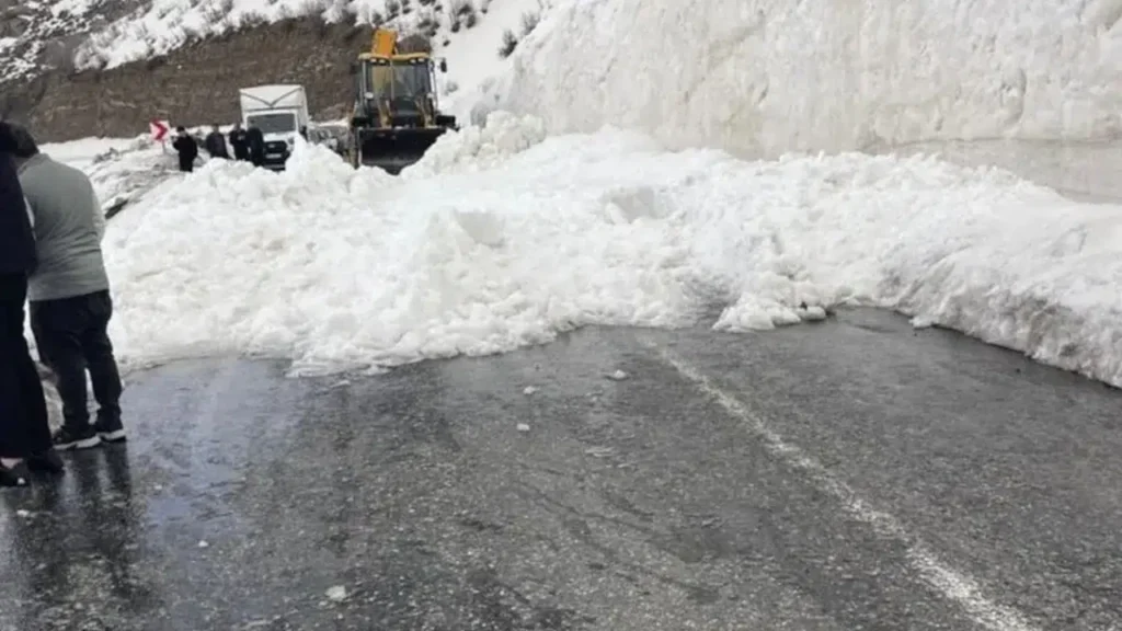 Hakkari-Şırnak Yolunda Çığ Felaketi: Ulaşım Kesildi!