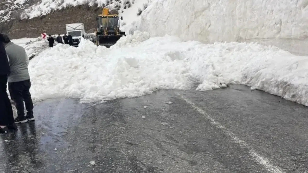 Hakkari-Şırnak Yolunda Çığ Felaketi: Ulaşım Kesildi!