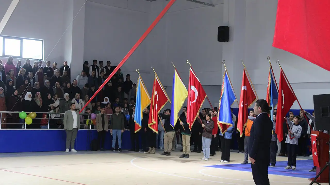 Hamur’da 23 Nisan Coşkusu Kapalı Spor Salonunu Salladı