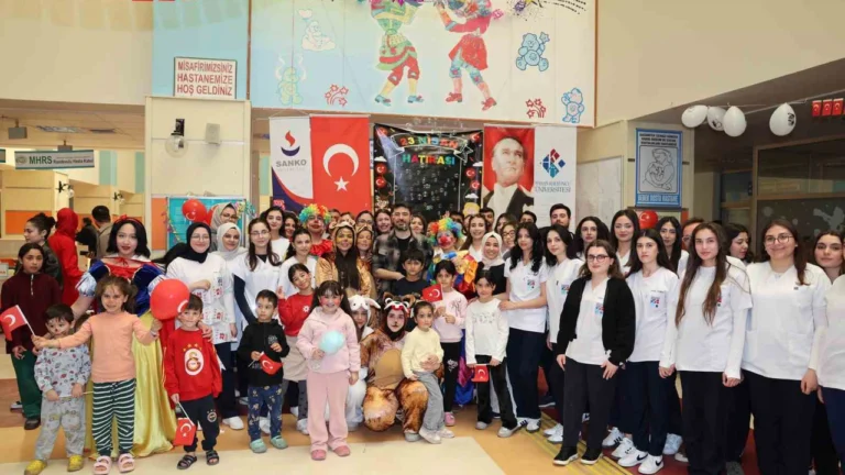 HKÜ Öğrencilerinden Hastanedeki Çocuklara Unutulmaz Bayram