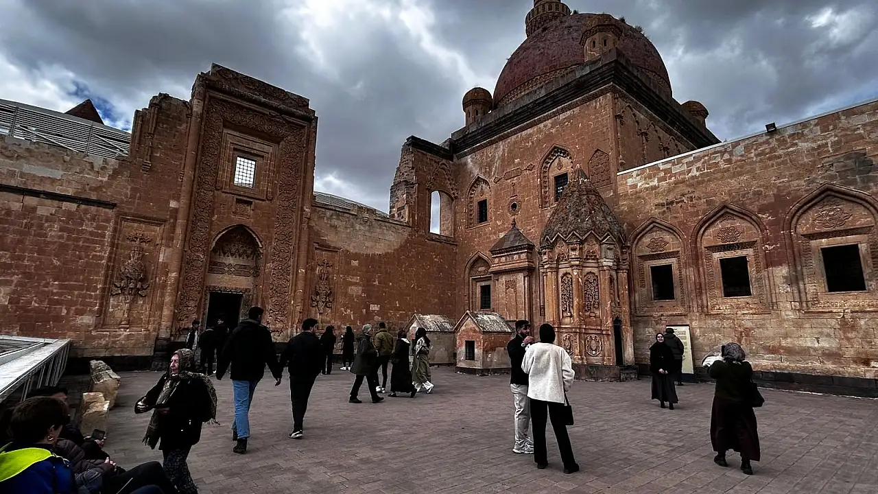İshak Paşa Sarayı’nda Hafta Sonu Ziyaretçi Akını