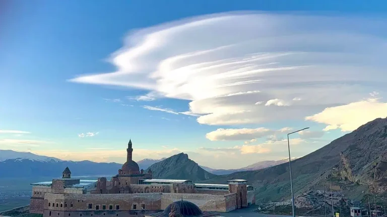 İshak Paşa Sarayı’nda Mercek Bulutları Neden Göz Kamaştırıyor?