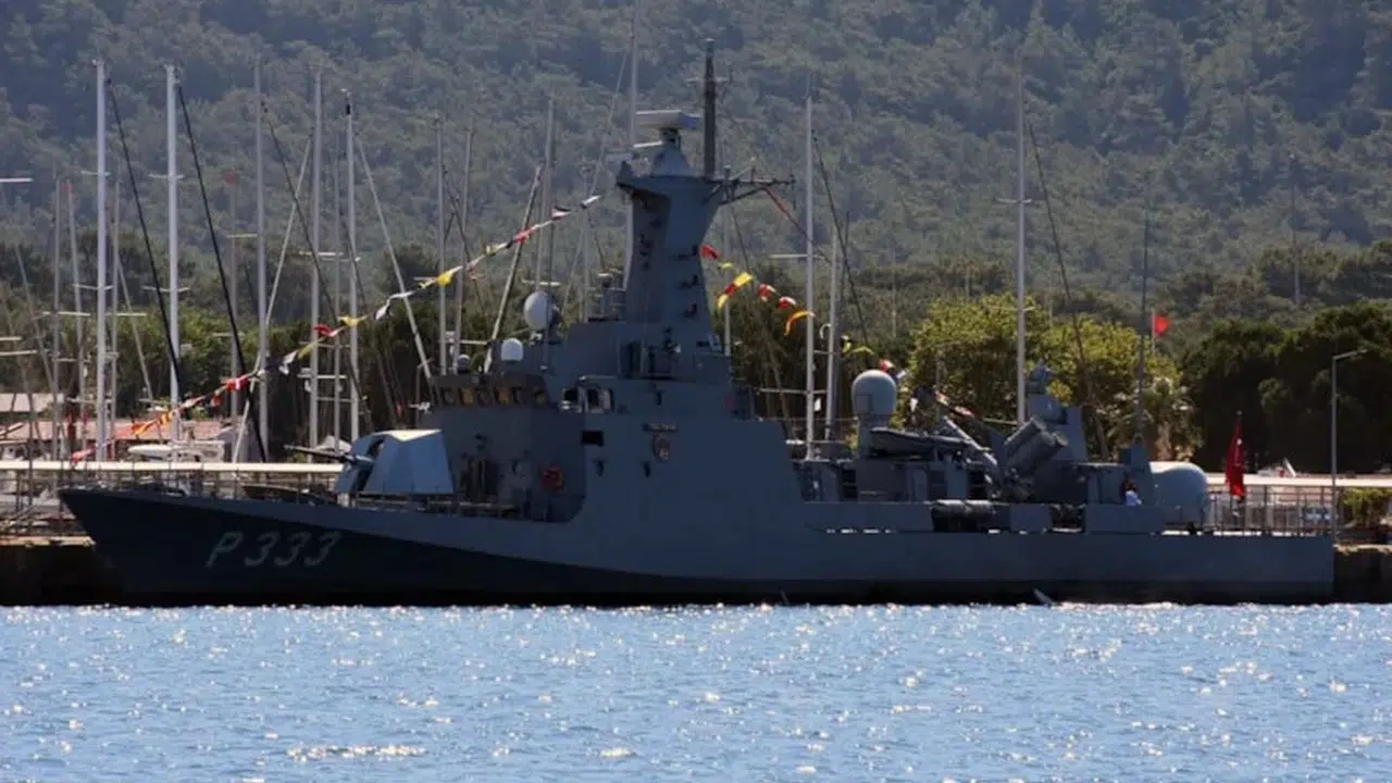 İstanbul Boğazı’nda Bayram Coşkusu: TCG Barbaros Fırkateyni