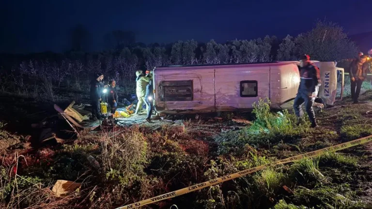 İznik’te Yolcu Minibüsü Devrildi: 1 Ölü, 12 Yaralı