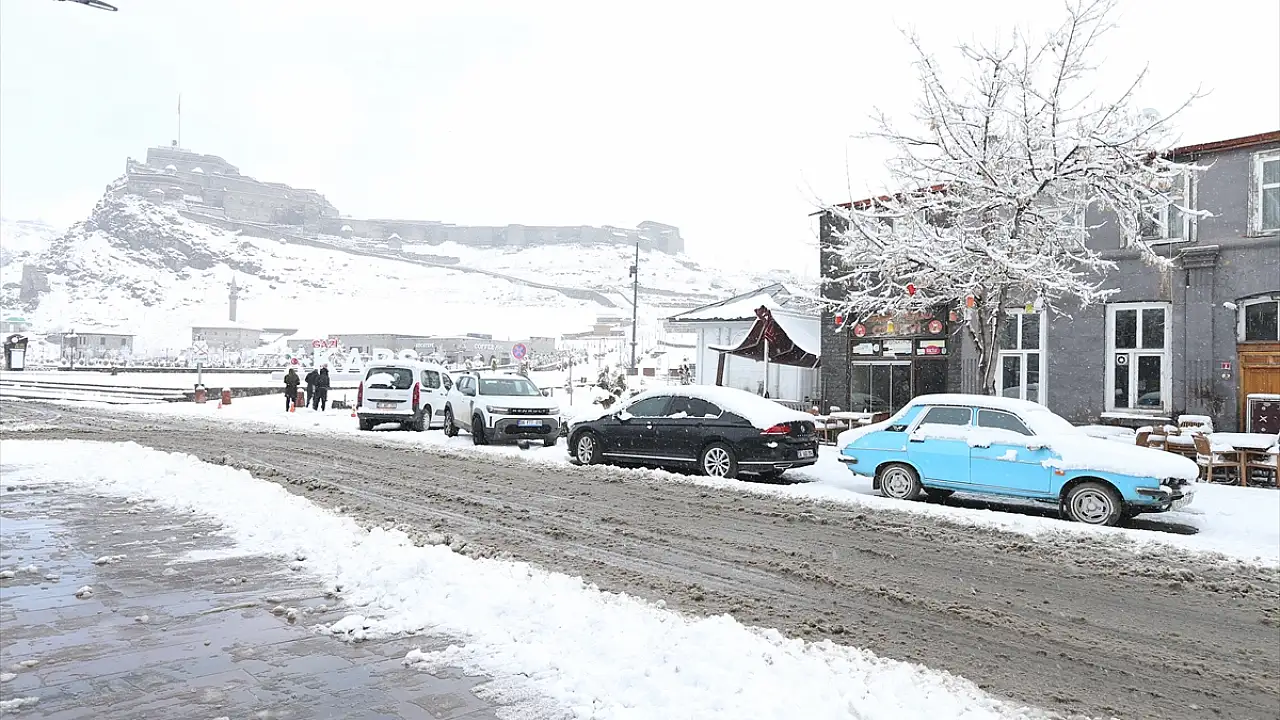 Kars’ta Nisan Ayında Yağan Karın Getirdiği Güzellikler