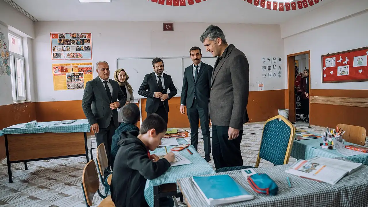 Ağrı Kaymakamı Korkusuz İmam Hatip Ortaokulu’nu Ziyaret Etti
