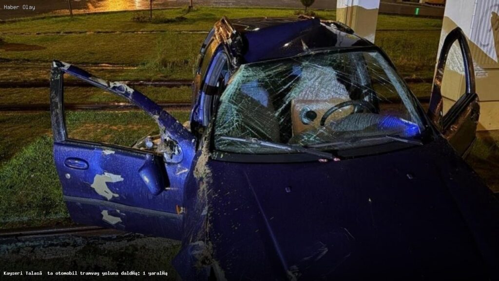 Talas’ta Trafik Kazası: Otomobil Tramvay Yoluna Daldı