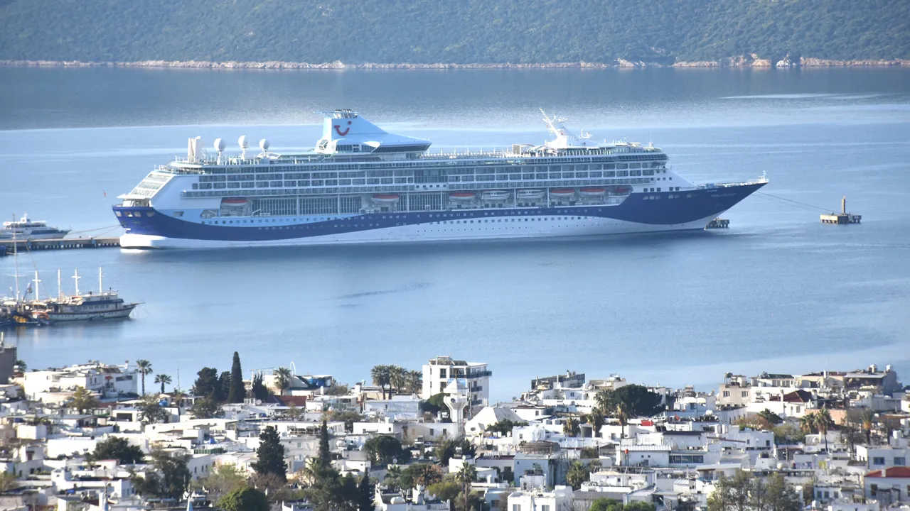 Bodrum’a Gelen Kruvaziyer Turistler Çarşıyı Şenlendirdi