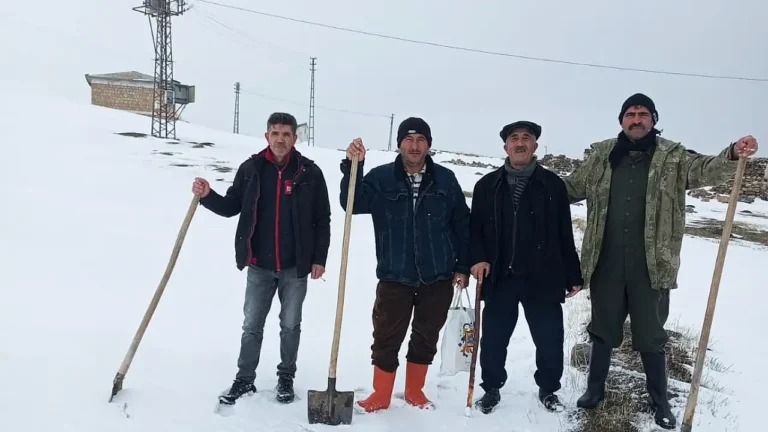 Ağrı’da Köylüler İmeceyle Sulama Kanalını Temizliyor