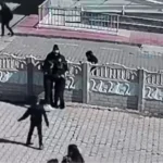 Minik yüreklerin polise yaptığı jest kalpleri ısıttı! O anlar kamerada