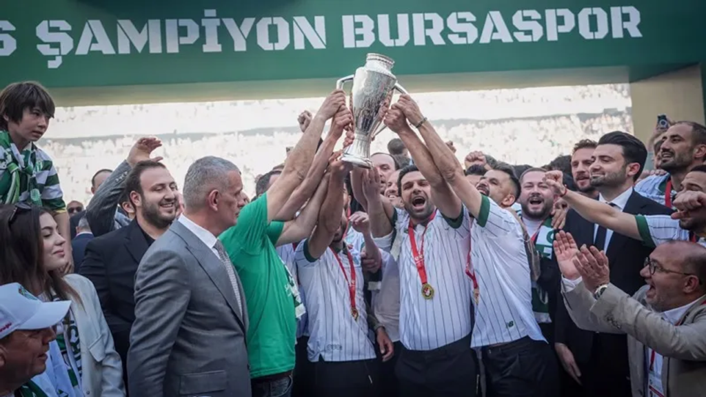 Bursaspor 2. Lig Şampiyonluğu Töreniyle Taçlandı