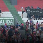 Olaylı derbi yarıda kaldı! Dev maçta tribünler karıştı, 100 gözaltı var