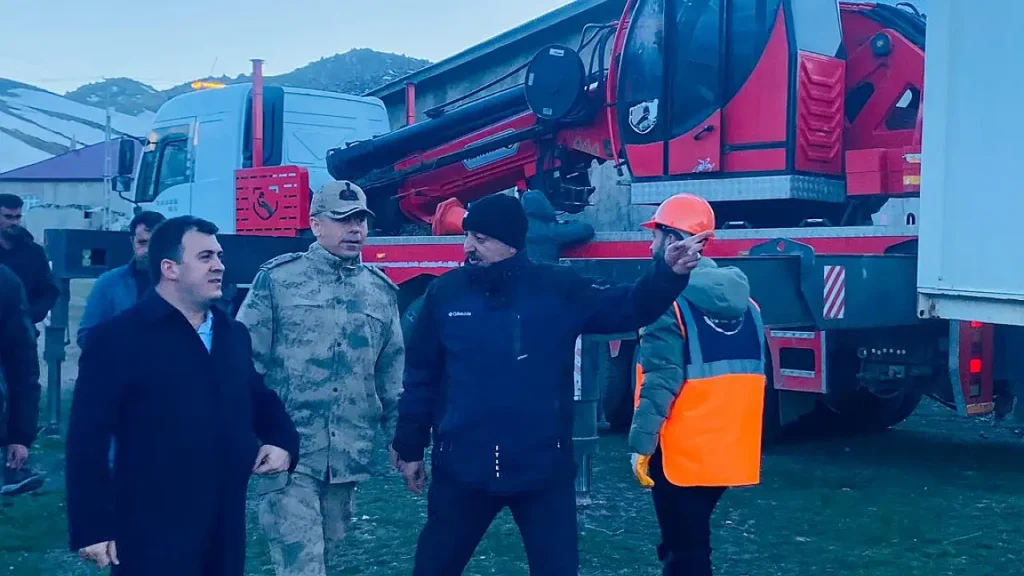 Patnos Kaymakamı Dertlioğlu Deprem Bölgesinde Neler Yaptı?