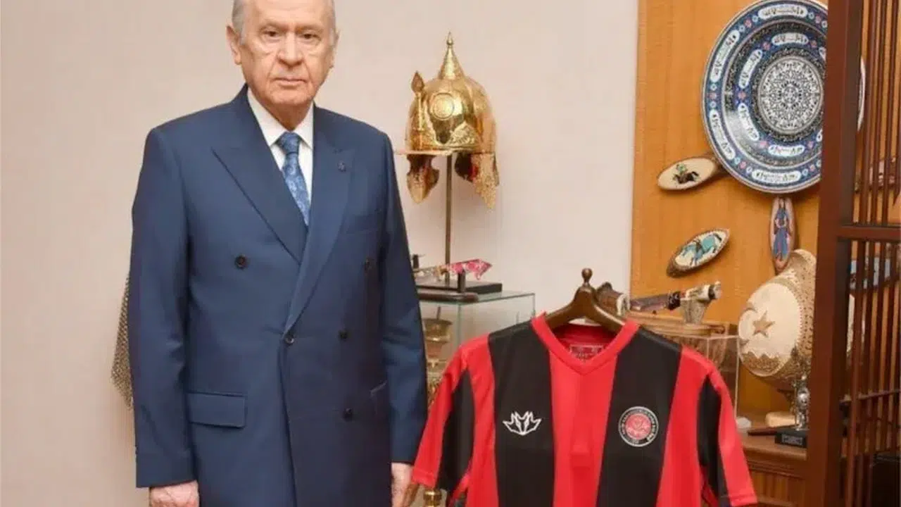 Şampiyonluk değil kümede kalma mücadelesi: Bahçeli’den ezber bozan futbol çıkışı!