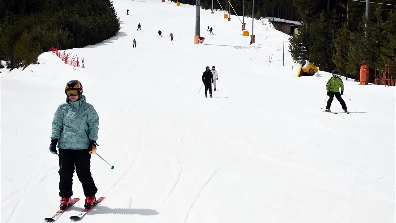 Sarıkamış Kayak Merkezi’nde Nisan’da Kayak Keyfi Devam Ediyor