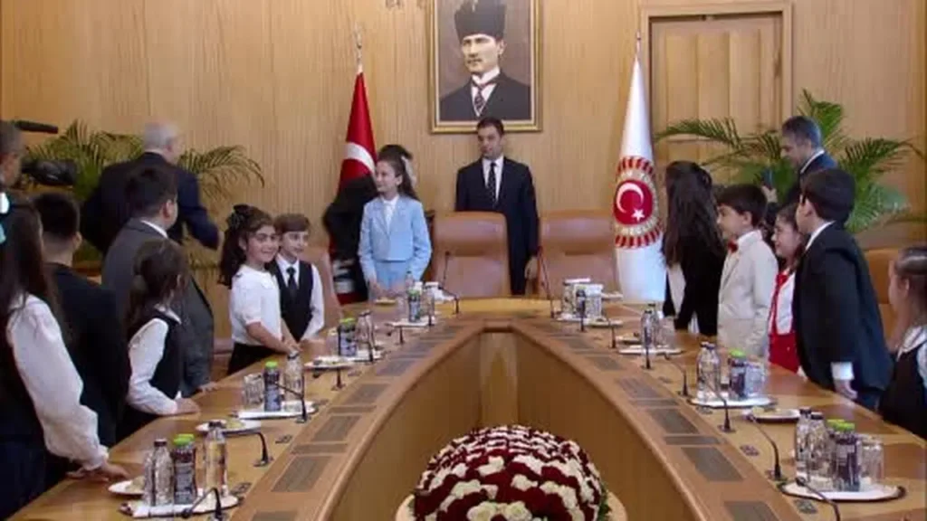 23 Nisan’da TBMM Başkanı Kurtulmuş, Koltuğunu Çocuklara Devretti