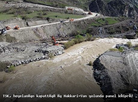 Hakkari-Van yolunda heyelan sonrası panel köprü inşaatı sürüyor