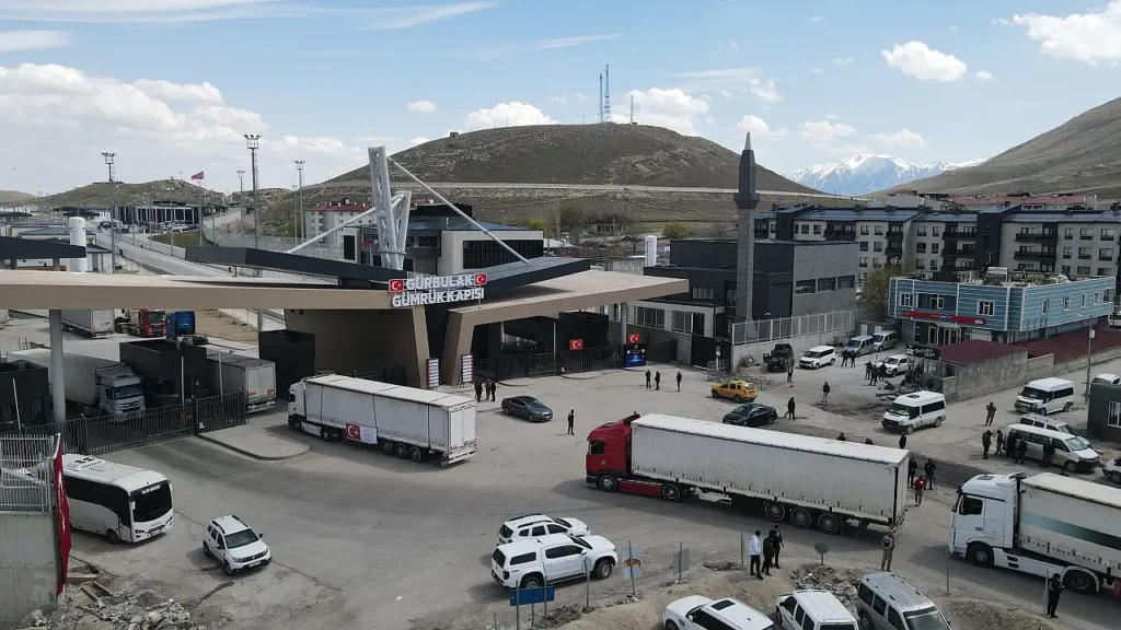 Türkiye İran’a Tıbbi Yardım Gönderdi: 6 Tır Yola Çıktı