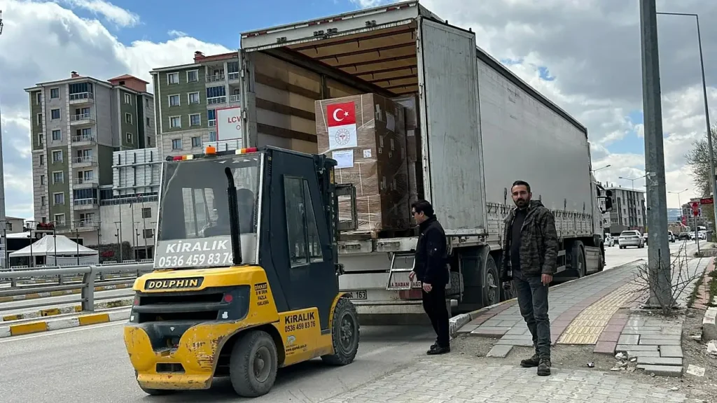 Türkiye’nin İran’a Yolladığı Yardım Tırı Sayısı 9’a Ulaştı