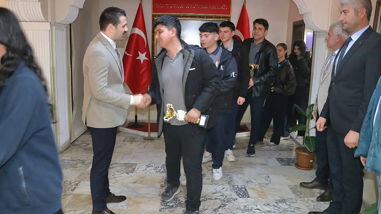 Tutaklı Öğrenciler Başarılarını Kaymakam ile Paylaştı