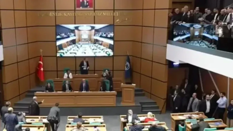 Üsküdar Belediye Meclisi’nde Şok Olay: Vatandaşlar Dışarı Atıldı