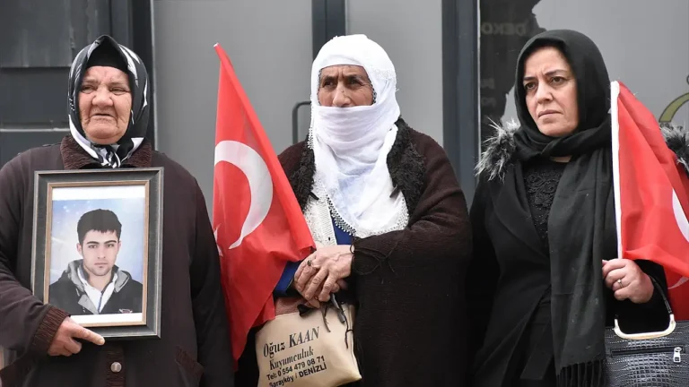 Van’da Aileler Evlat Nöbetine Devam Ediyor