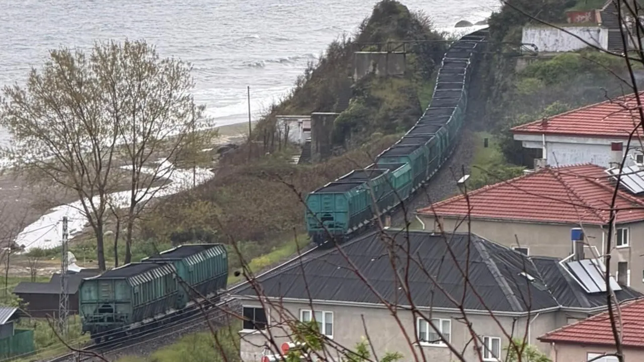 Zonguldak’ta Yük Treni Vagonları Ayrıldı, Seferler Durduruldu