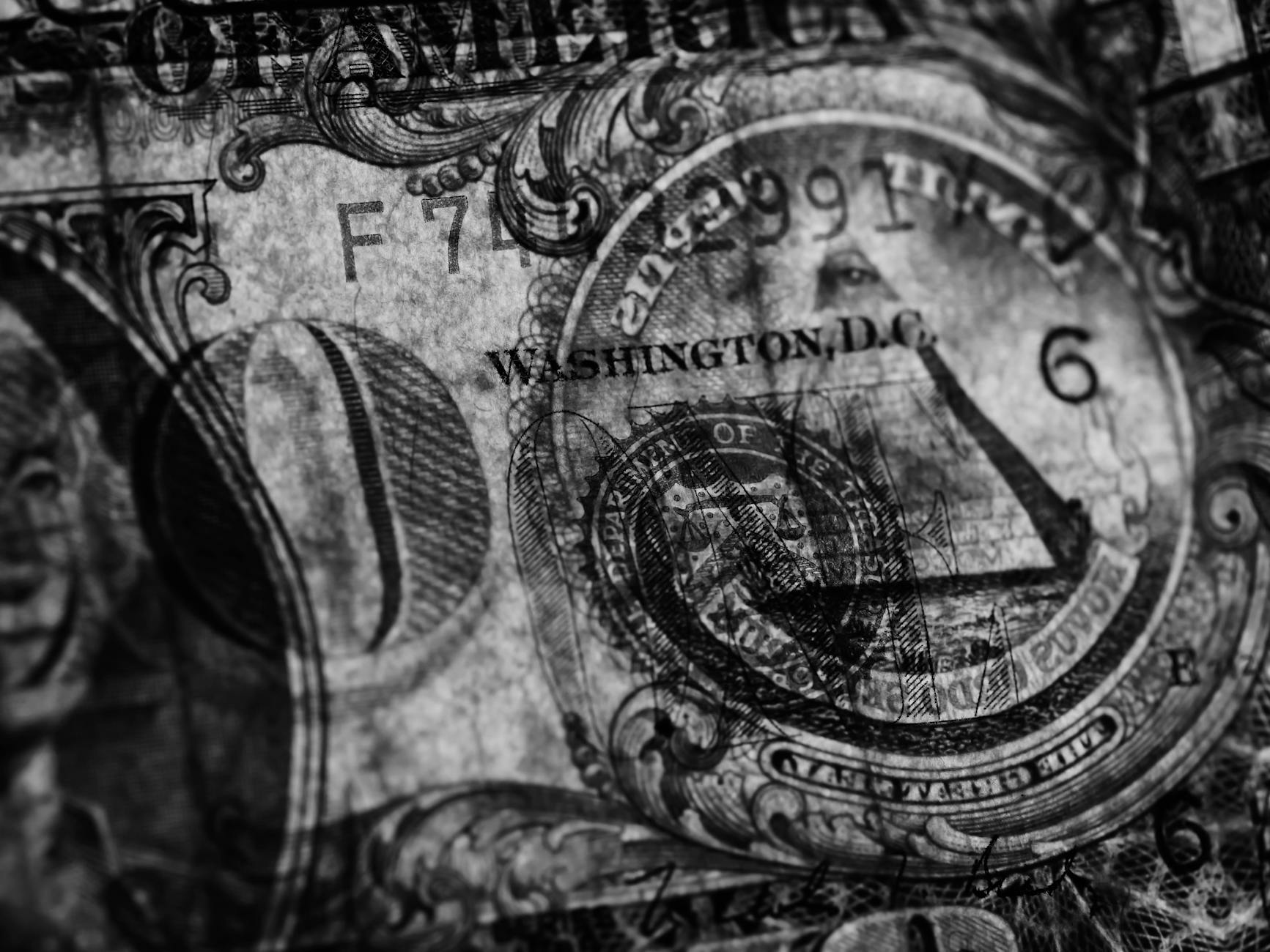 ABD Doları, Merkez Bankası Kararlarıyla Dalgalanıyor