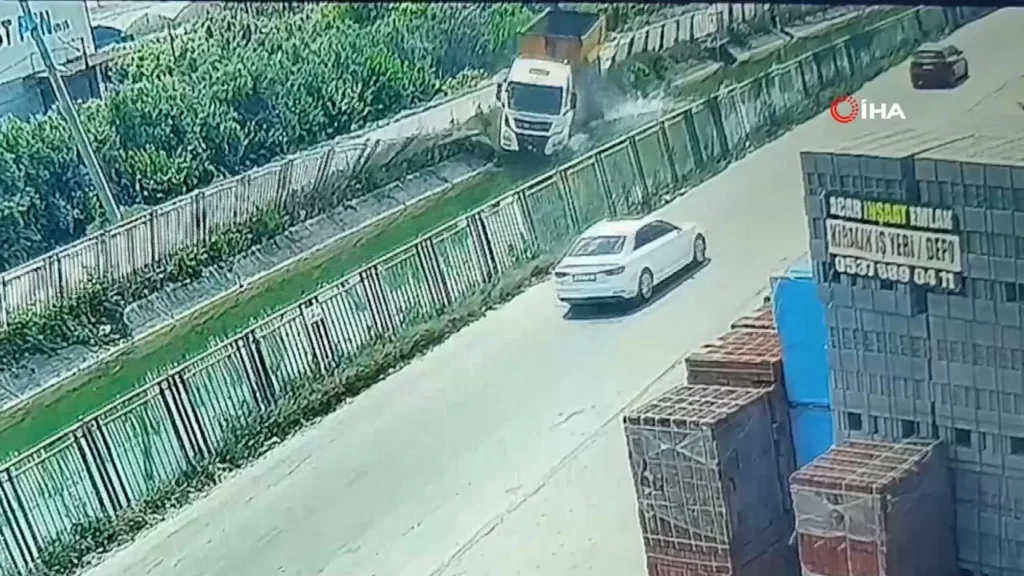 Adana’da korkutan kaza! Kontrolden çıkan tır sulama kanalına uçtu