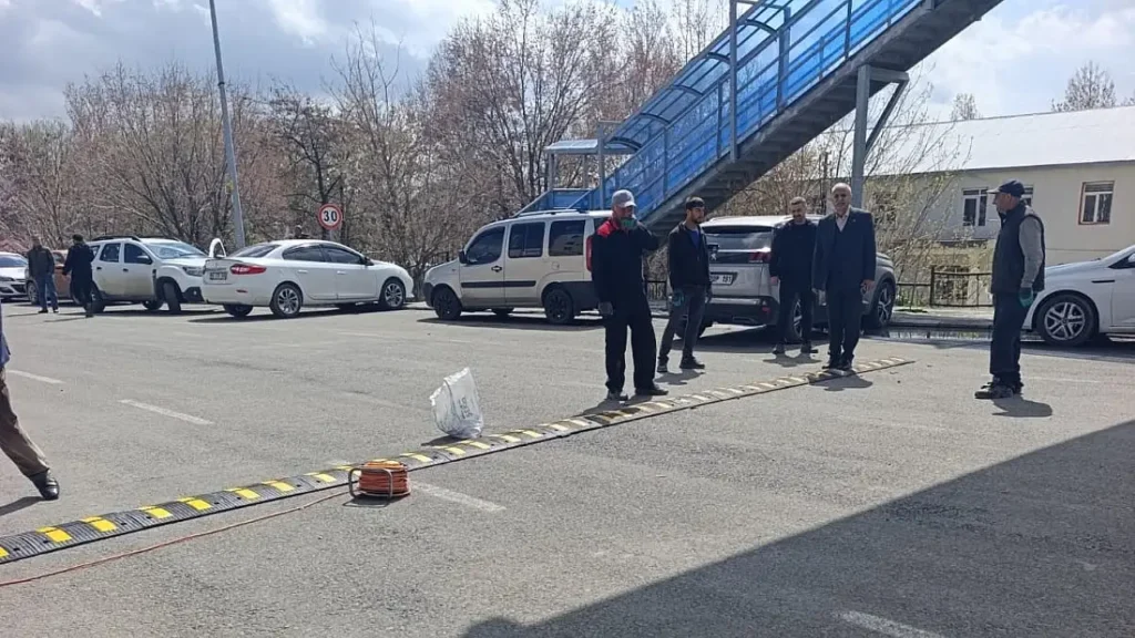 Ağrı Hamur’da Yaya Güvenliği İçin Hız Kesiciler Yerleştirildi