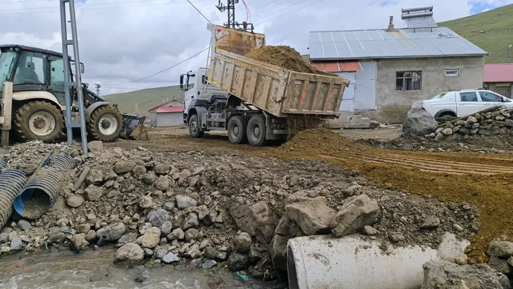 Ağrı köy yollarında mesai hız kesmeden devam ediyor