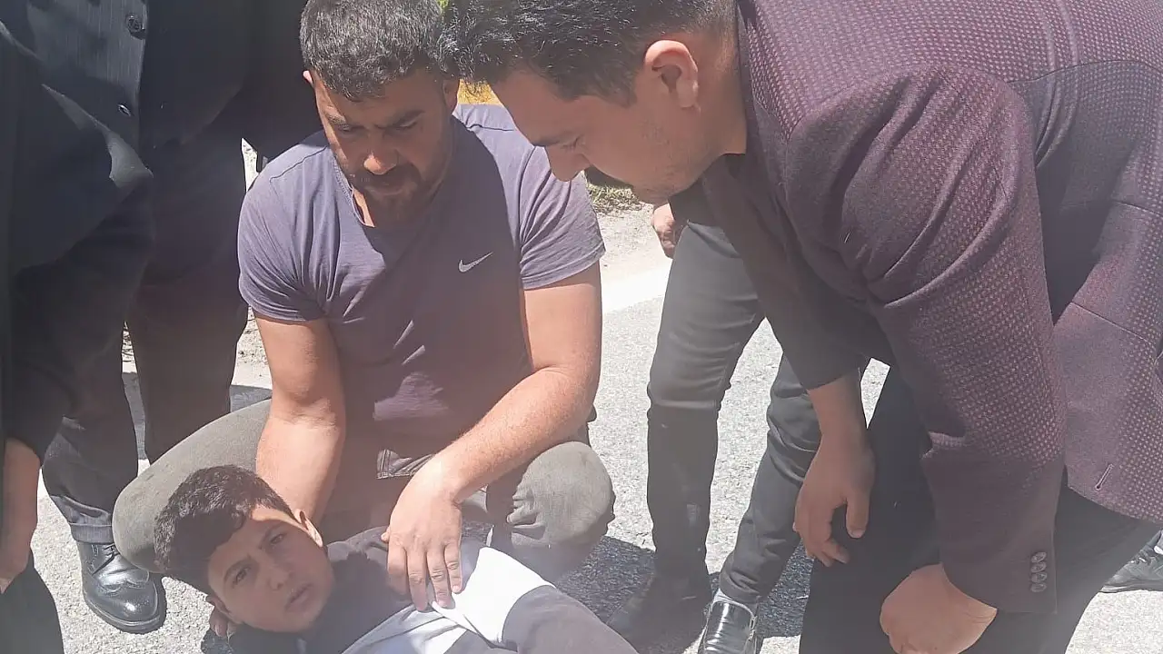Ağrı Sağlık Müdürü kazazedeyi görünce aracını durdurdu: Hayat kurtarmak için seferber oldu